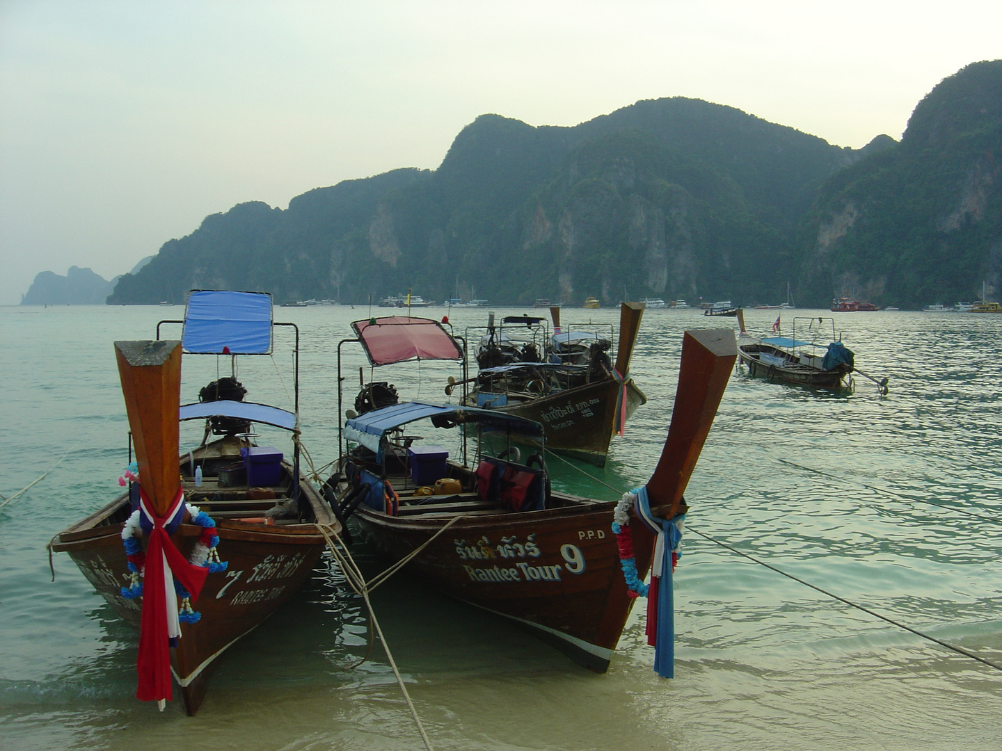 Thai Boote vor Kophiphi