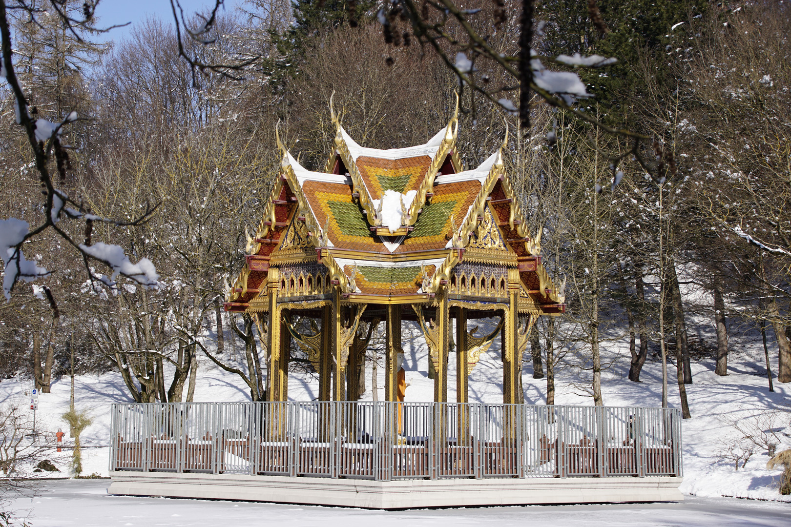 Thai Sala im winterlichen Westpark in München.