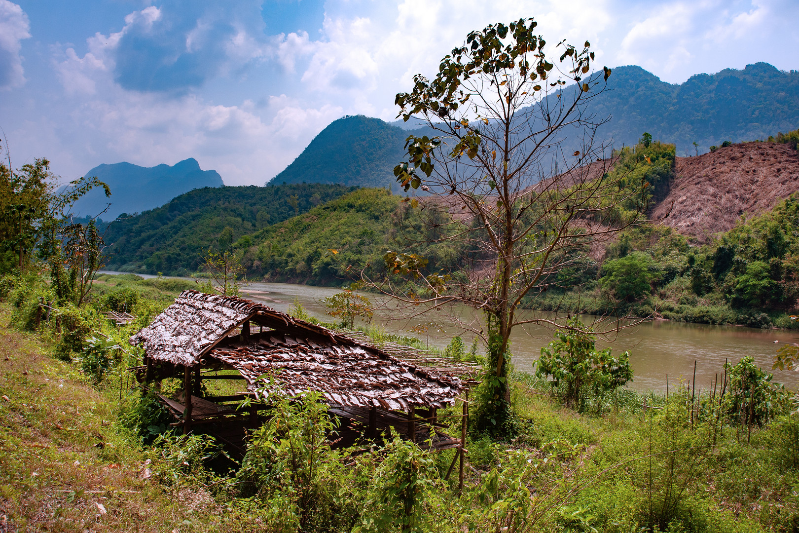 Thai shore side of Me Nam Moei