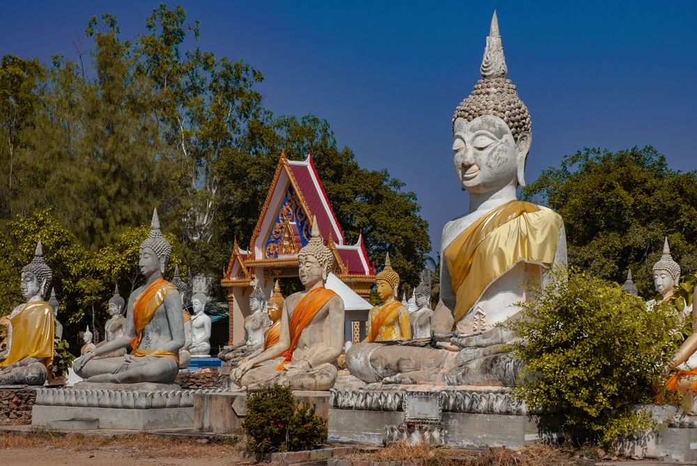 Thai style Buddhas in Wat Phai Rong Wua
