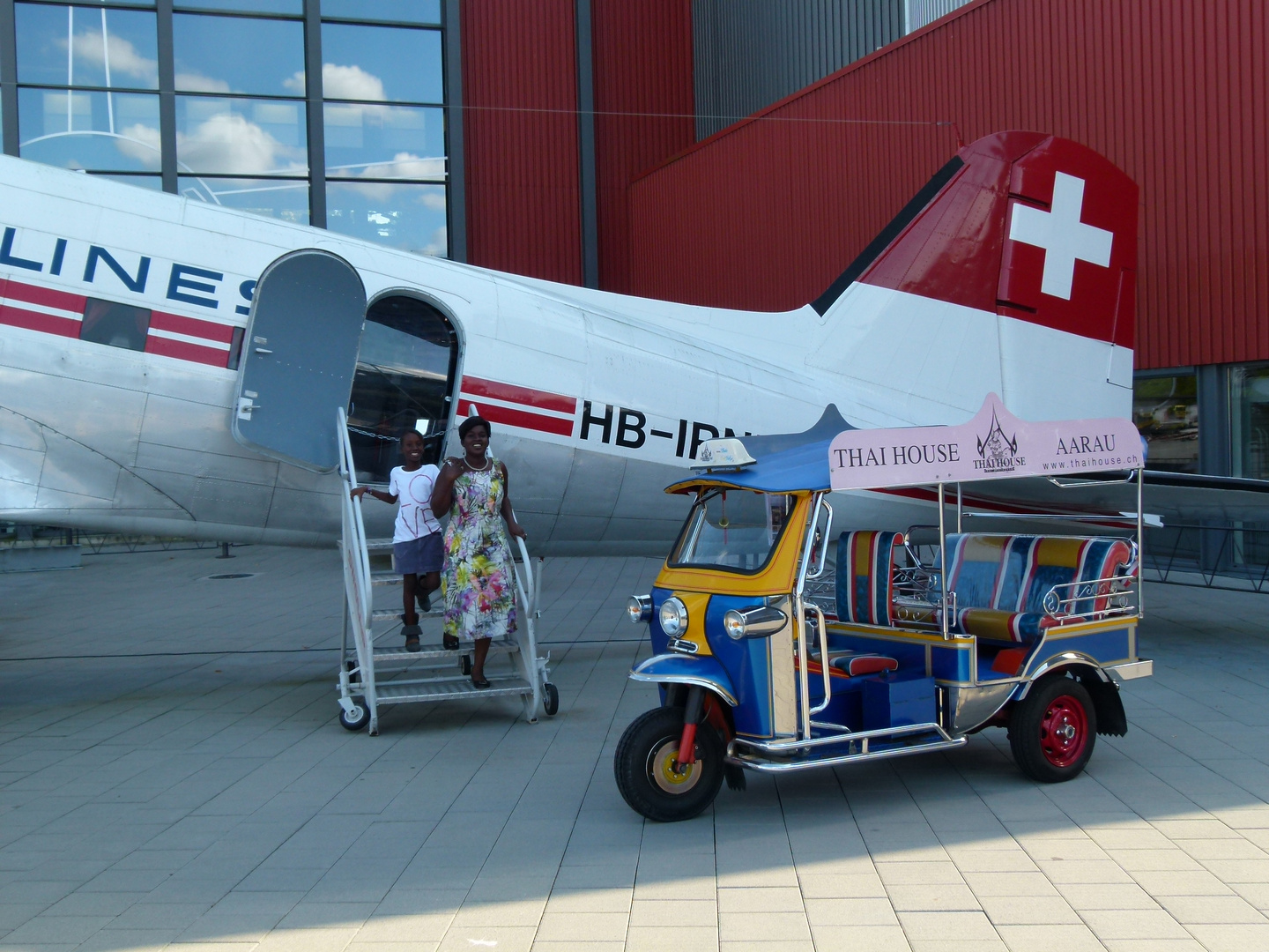 Thai-Tuk-Tuk vor DC3 im Verkehrshaus Luzern