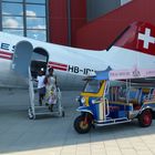 Thai-Tuk-Tuk vor DC3 im Verkehrshaus Luzern