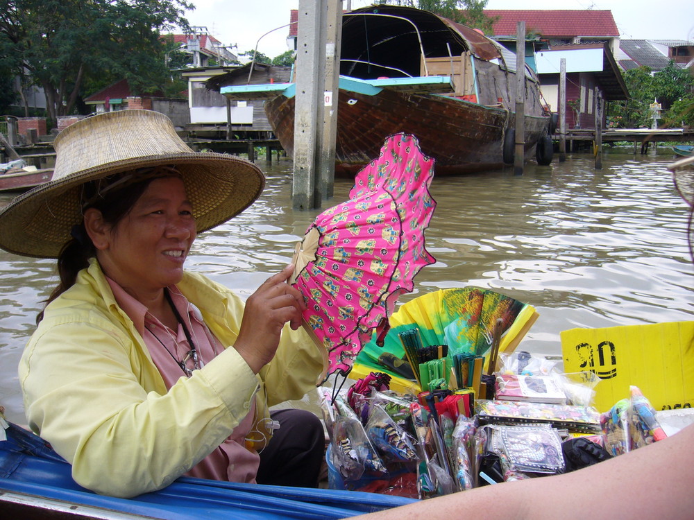 Thai verkauft vom Boot in den Klongs