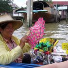 Thai verkauft vom Boot in den Klongs