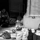 Thailänderin fertigt Taschen auf der Strasse an