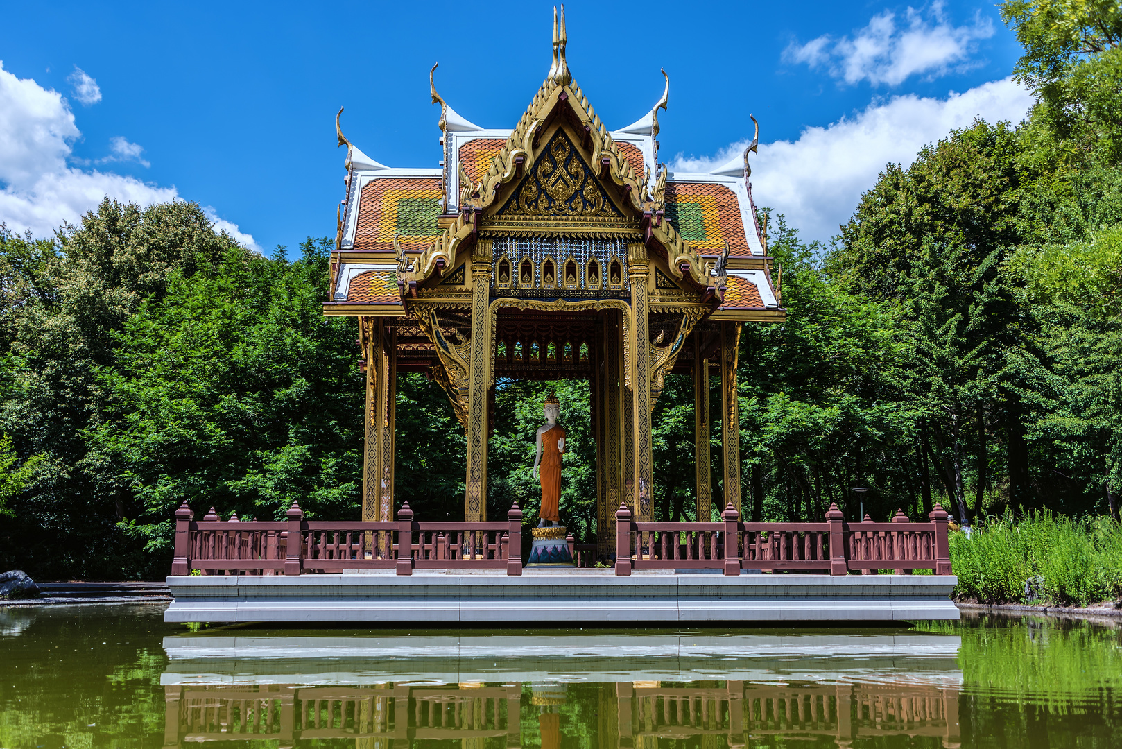 Thailändische Sala mit Buddha-Statue, Westpark München 