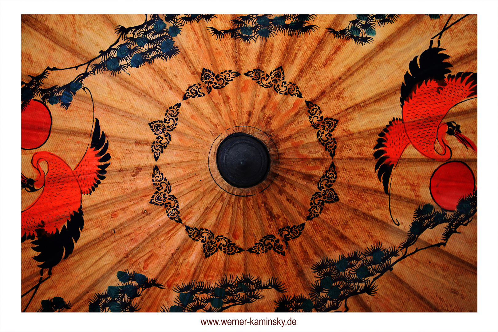 Thailandischer Sonnenschirm Foto Bild Kunstfotografie Kultur Sonnenschirm Thailand Bilder Auf Fotocommunity