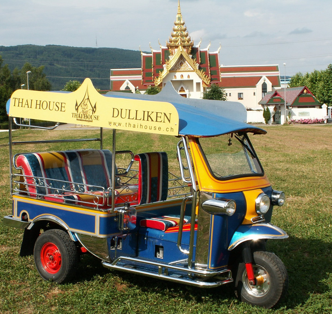 Thailändisches Tuk-Tuk Taxi vor dem Wat in Gretzenbach CH