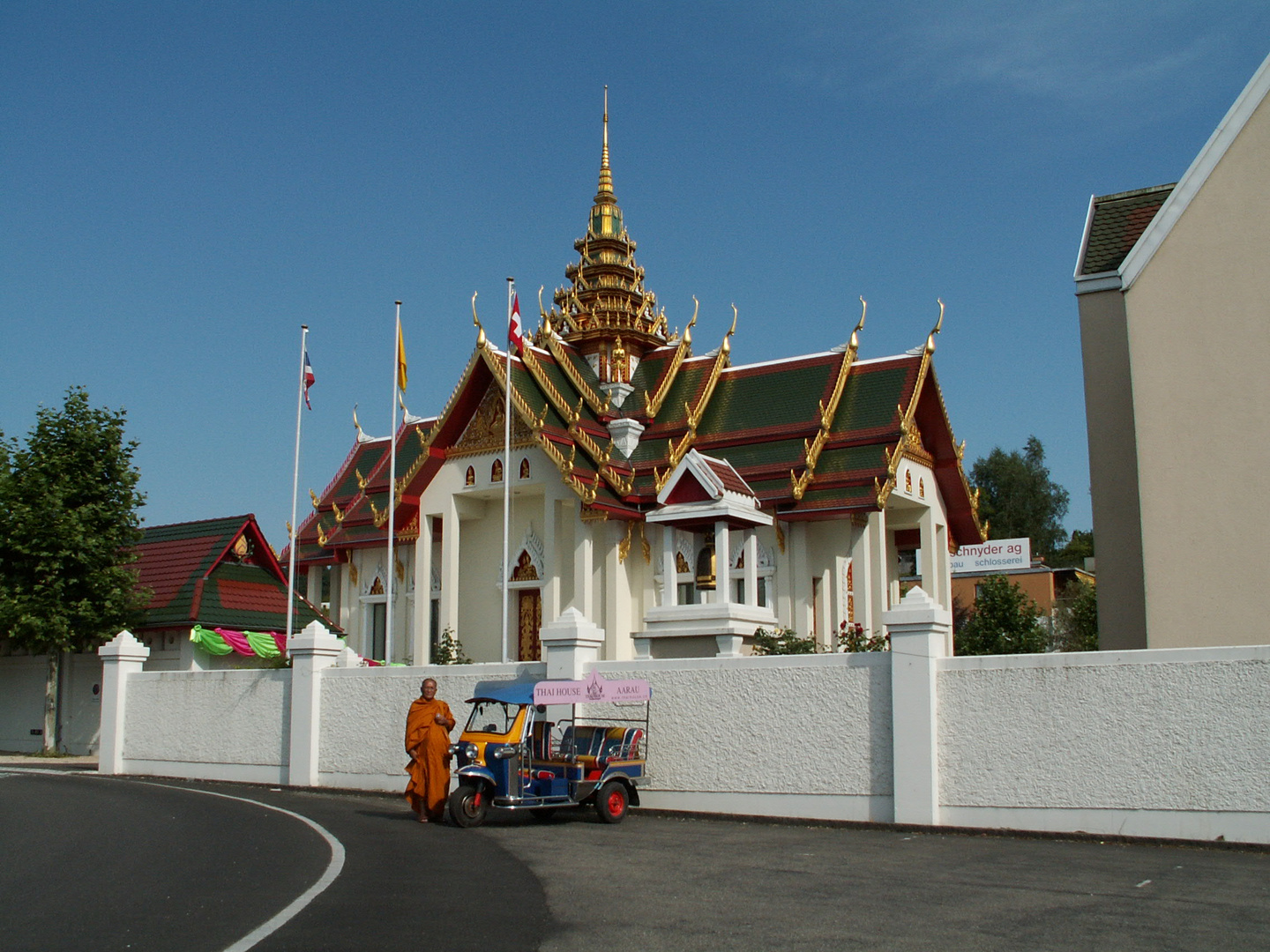 thailändisches Tuk-Tuk vor dem Wat in Gretzenbach