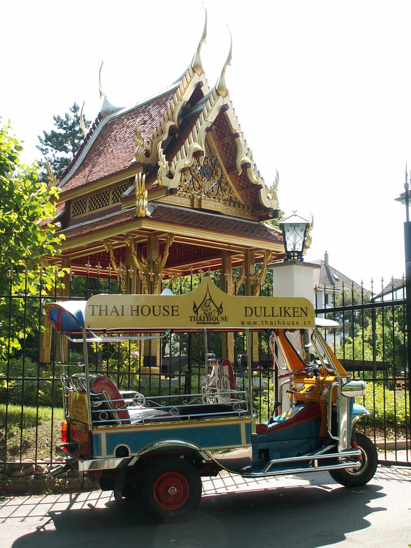 thailändisches Tuk-Tuk vor der Botschaft in Bern