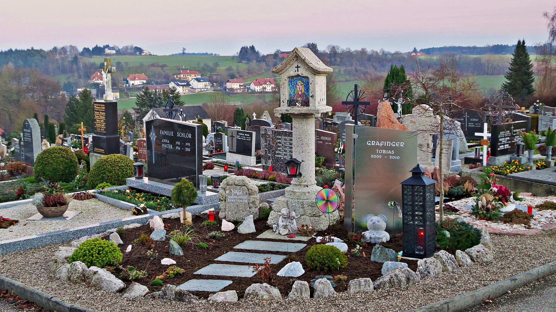 Thalheim by Wels - Friedhof + Blick auf Dorf