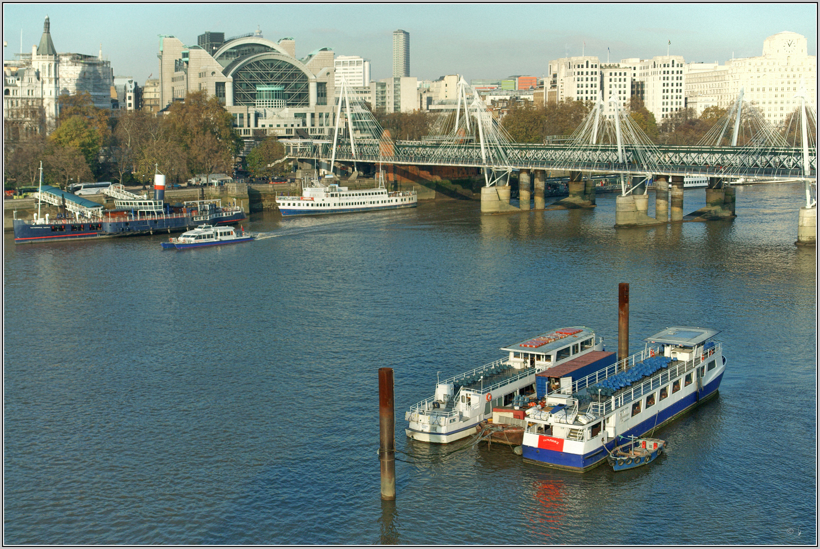 Thames Ufer und Hungerford Bridge