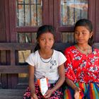 Tharu-Mädchen im Chitwan Nationalpark in Nepals Süden