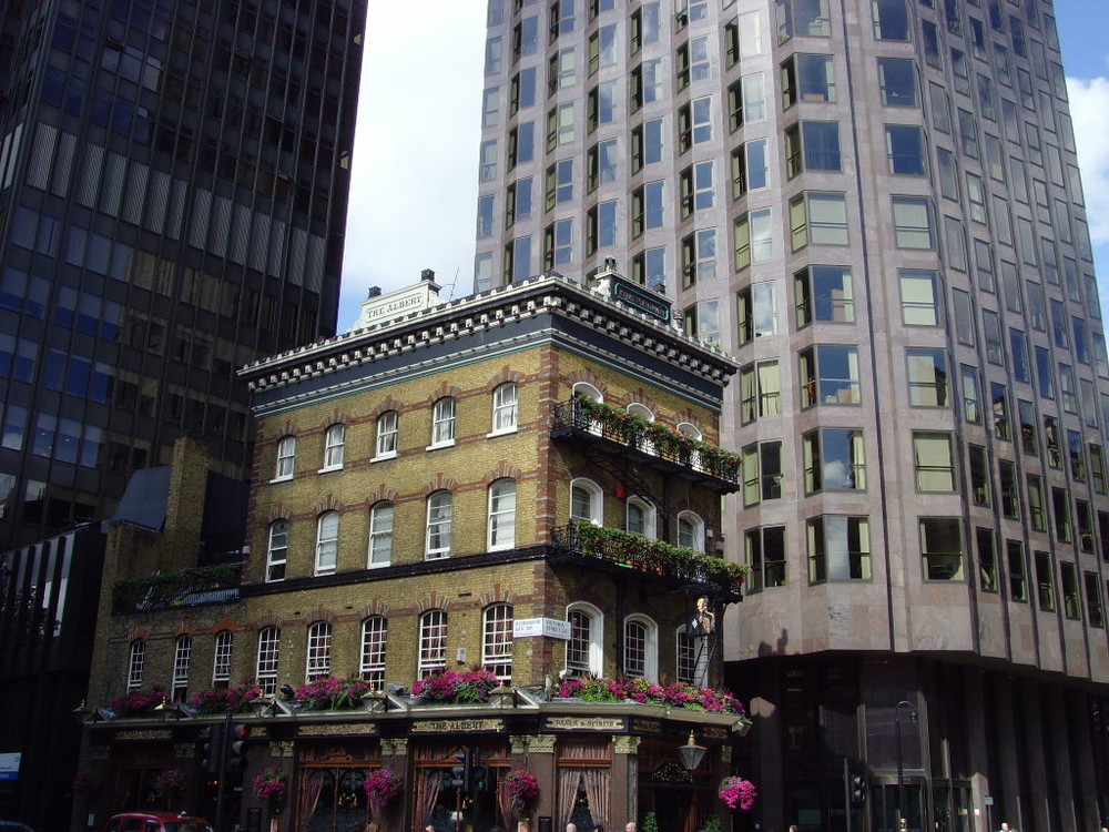 The "Albert Pub", corner Victoria Street / Buckingham Gate