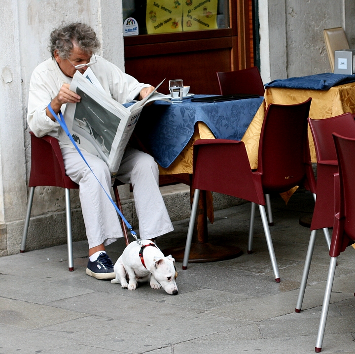 the at the café newspaper reading man (serie)