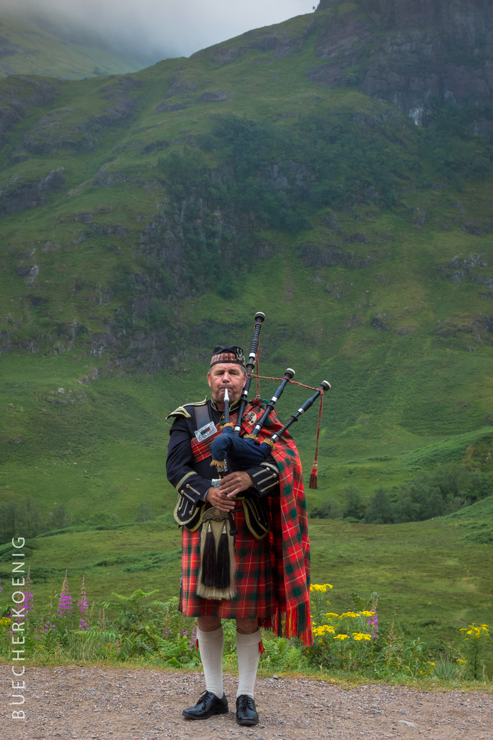 THE BAGPIPER