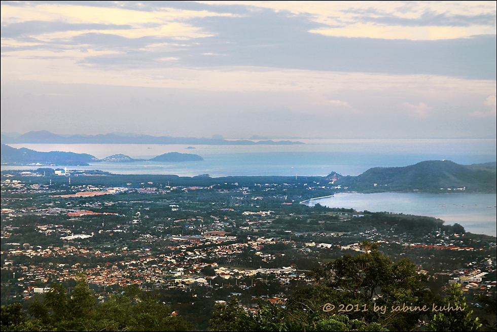 ... the big buddha of phuket: das panorama im abendlicht ...