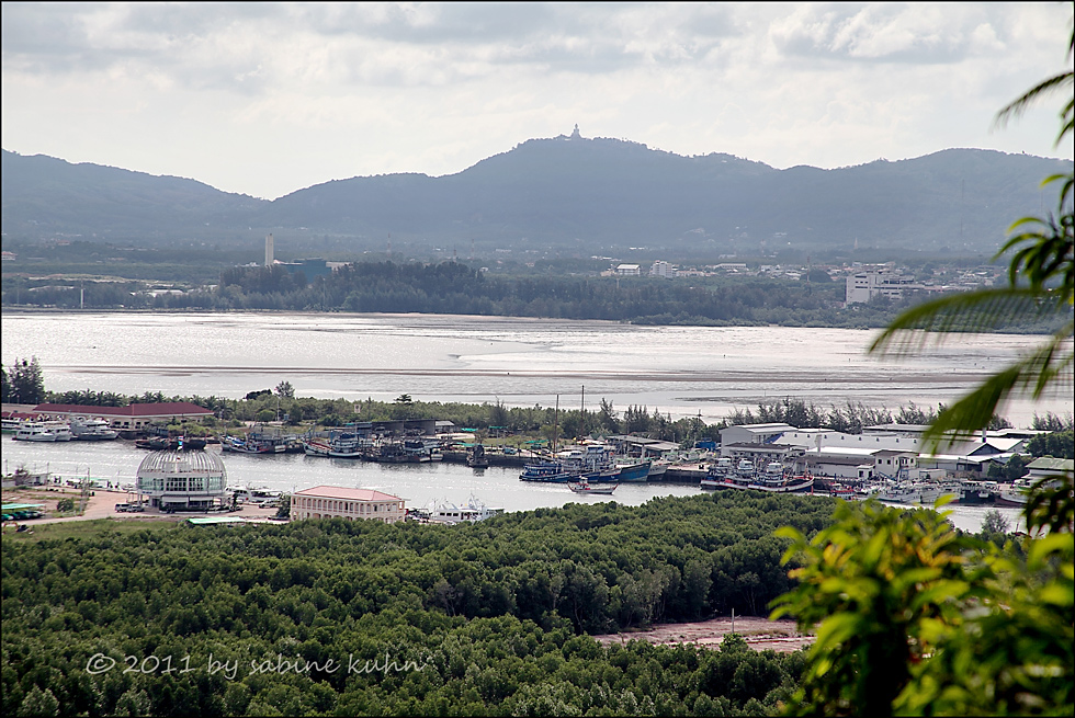 ... the big buddha of phuket: das wahrzeichen am horizont ...