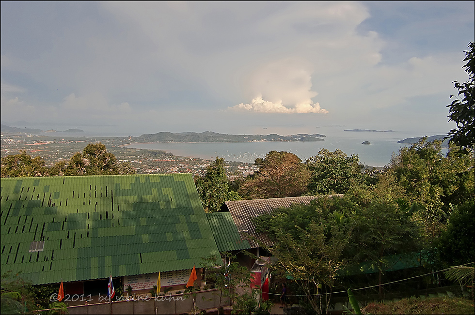 ... the big buddha of phuket: ein blick zur blauen stunde auf die andamanensee ...