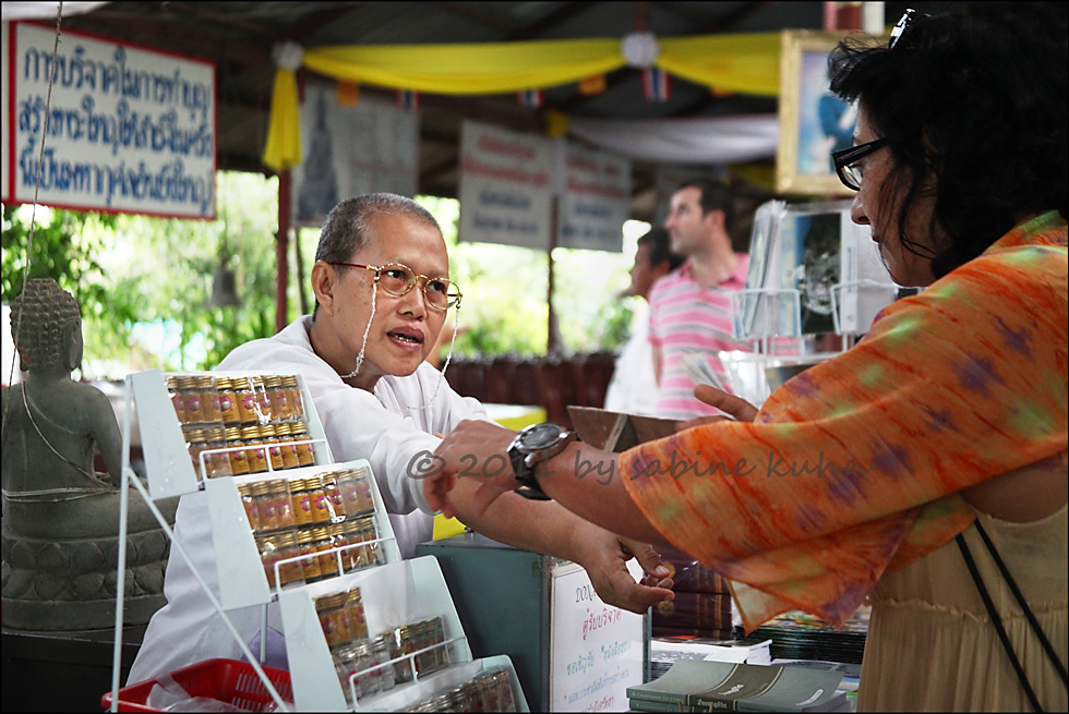 ... the big buddha of phuket: gute geschäfte vermehren die spenden ...