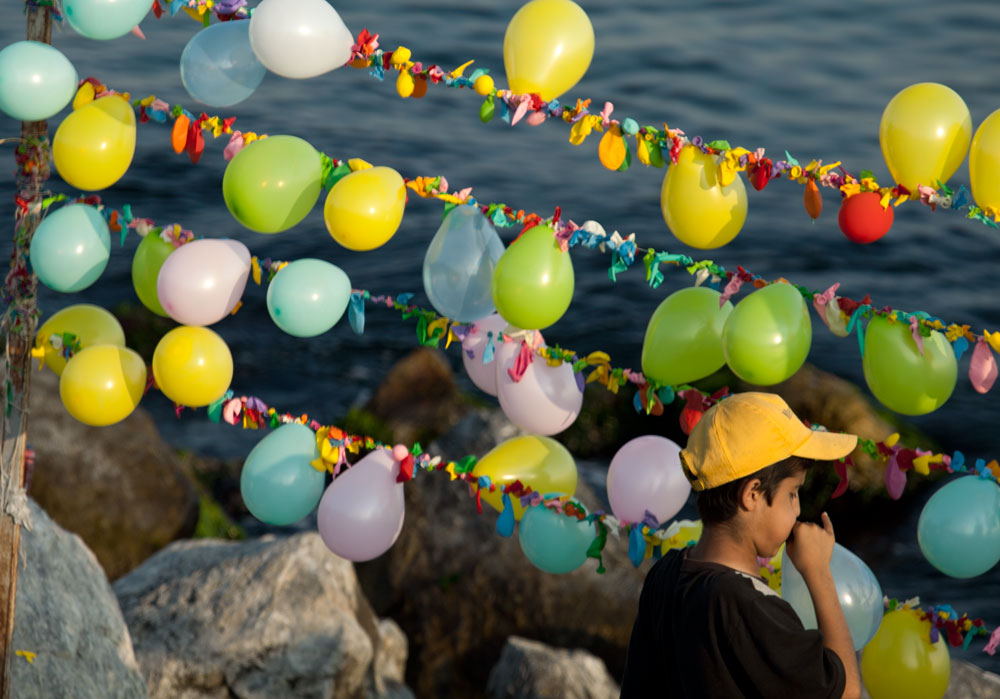 The boy and the baloons of the marmara sea...