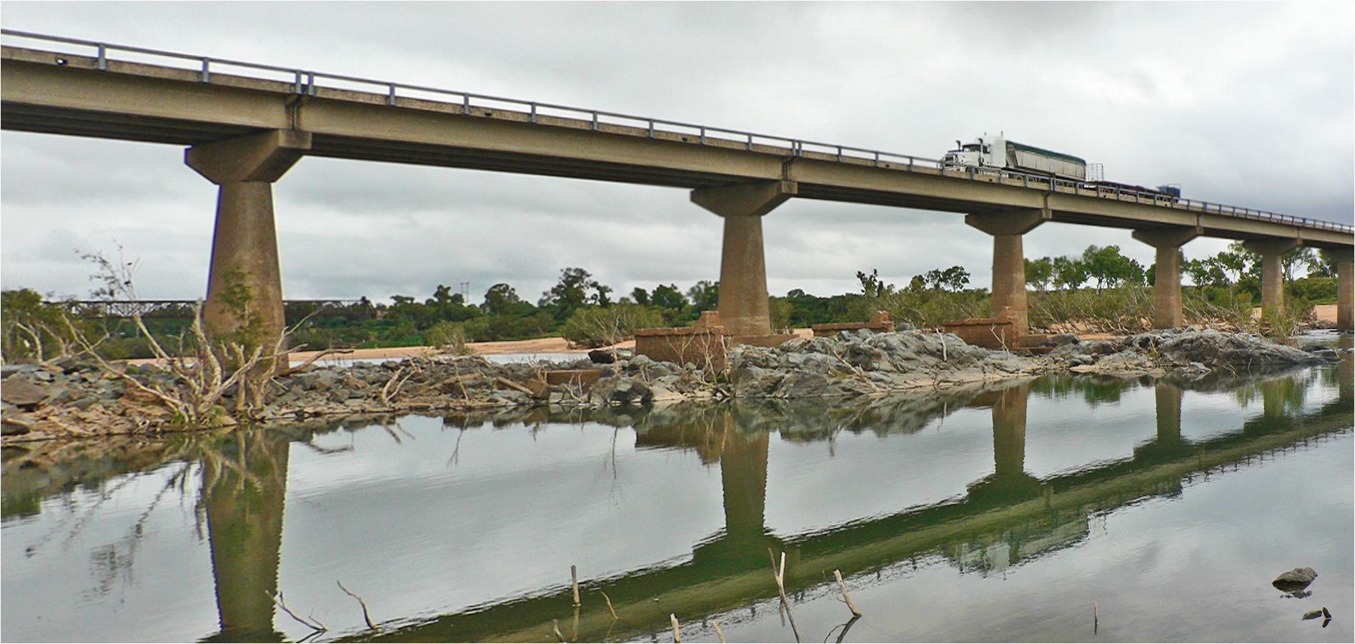 ** The Burdekin River Road Bridge / near charters Tower Qld. ** Foto