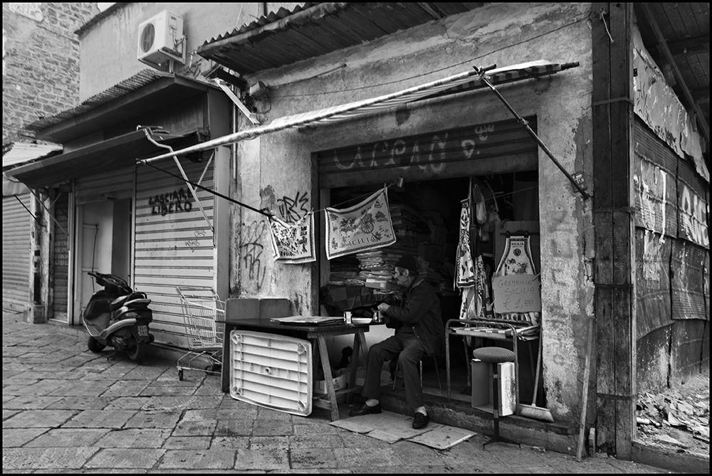 The cabin of Uncle Ciccio selling souvenirs of Sicily