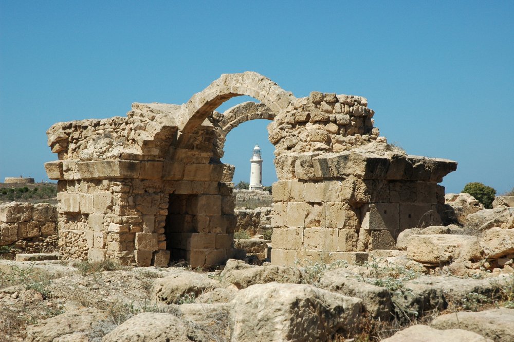 The castle of "Saranda Kolones" mit Durchblick