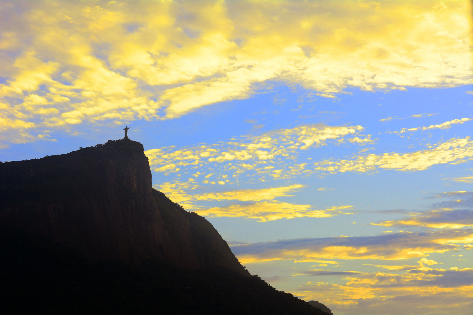 The cat in the clouds (above the Redeemer)