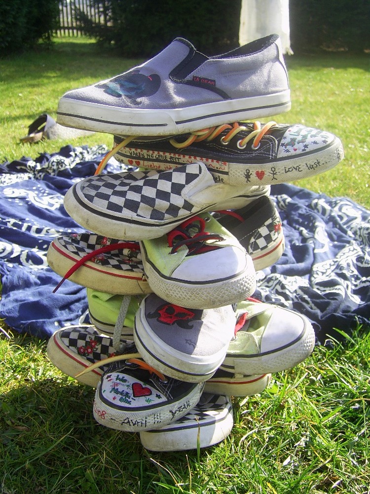 THE CHUCKS-VANS-TOWER