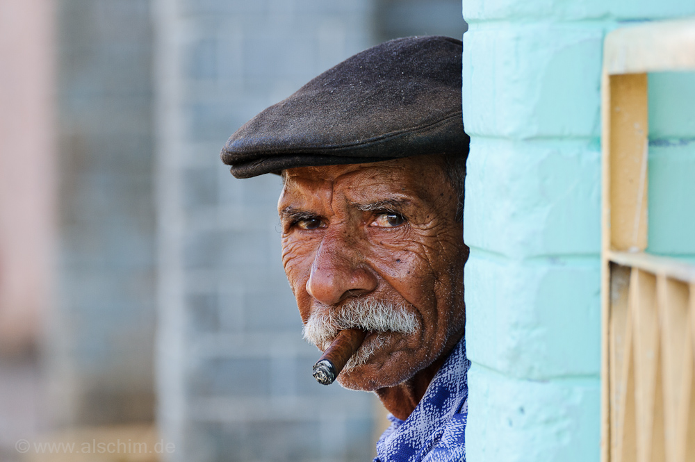 The cigar smoker of Viñales - Cuba - December 2008