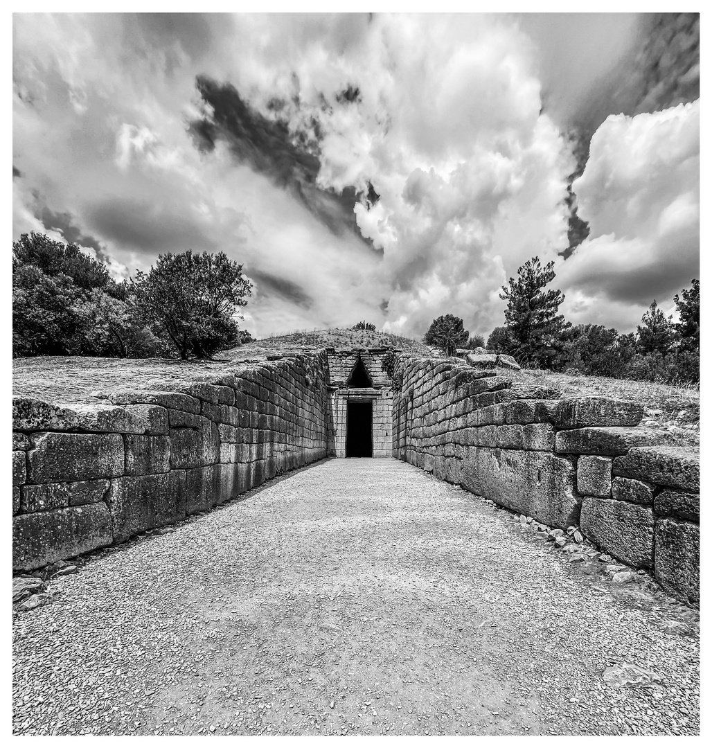 the entrance to the Treasury of Atreus, Mykenes 