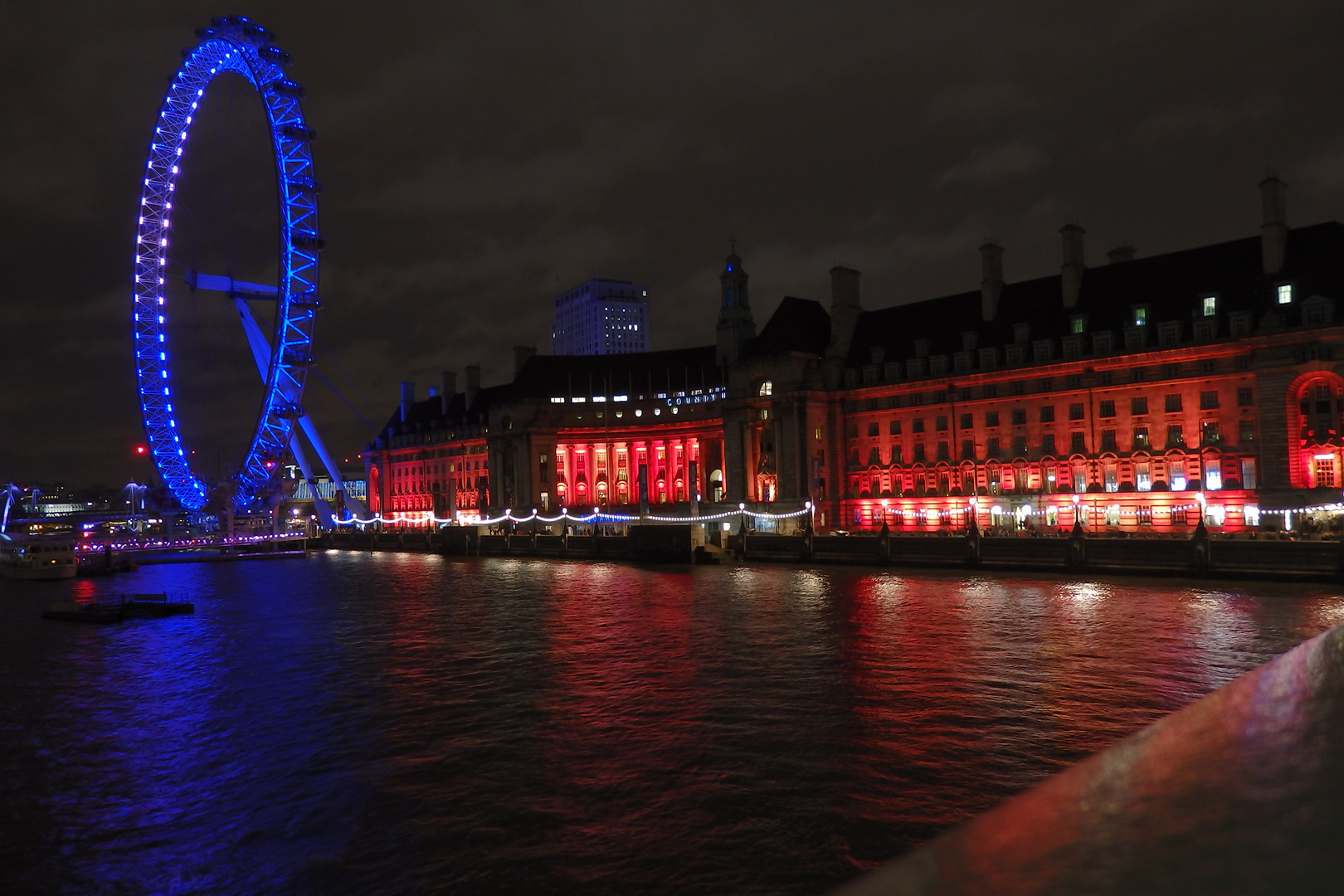 The Eye of London bei Nacht