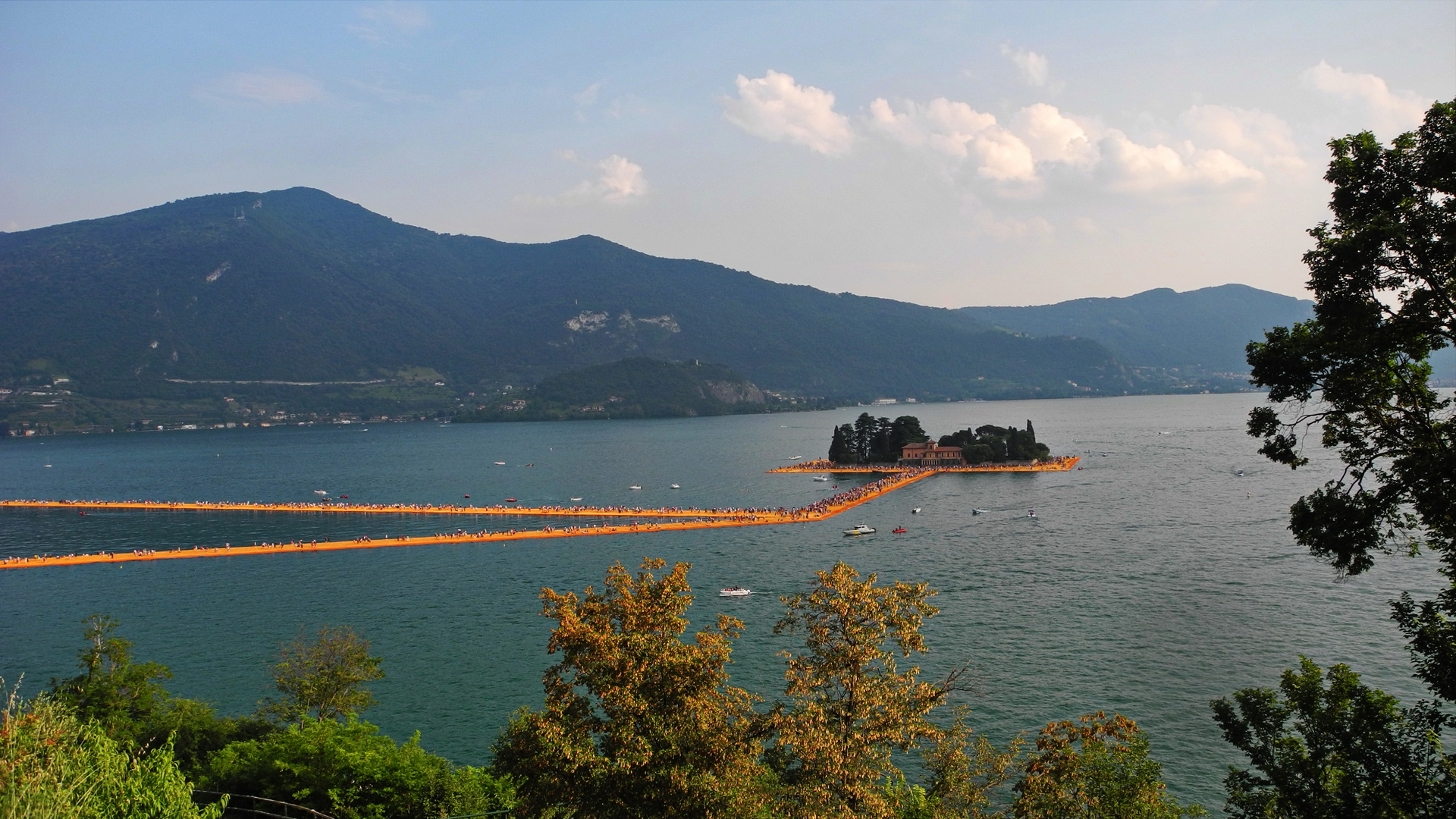 THE FLOATING PIERS