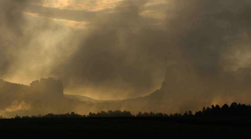 The Fog, ein Teil der Schrammsteine im Morgendunst 5 Uhr, erzeugt durch die darunter fliesende Elbe.