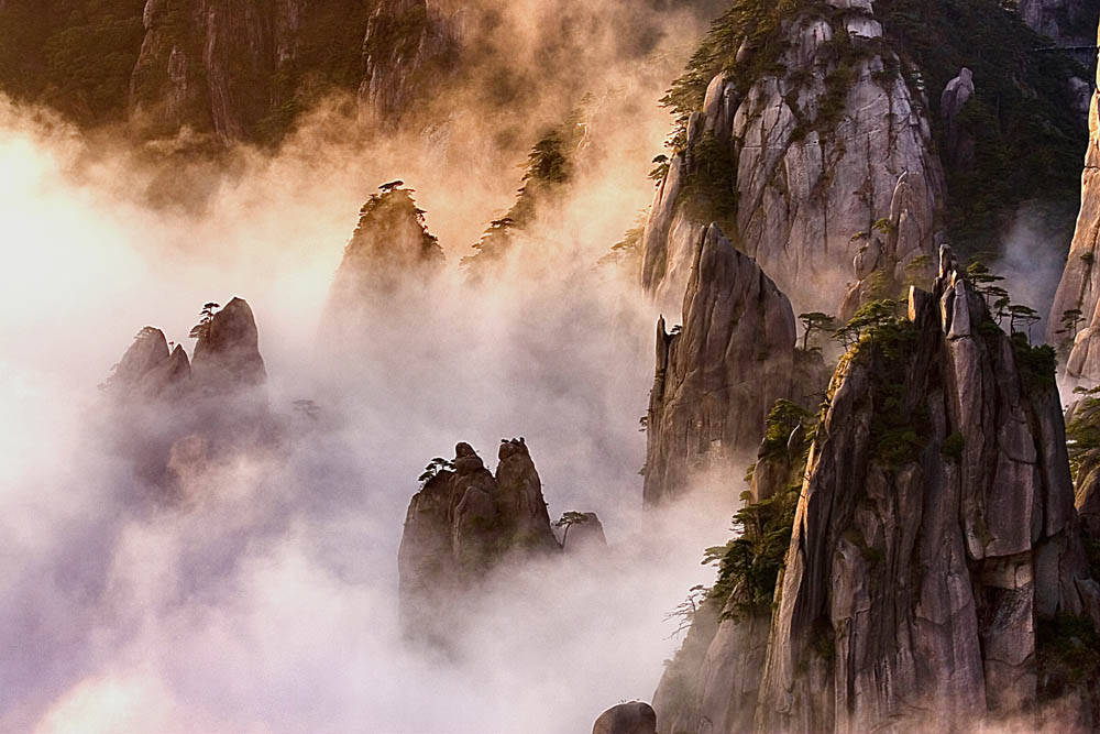 THE FOG OF THE SANQING MOUNTAIN