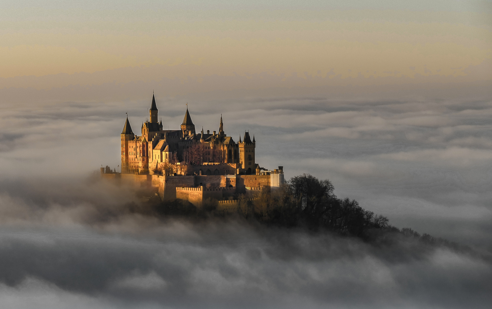 The golden Castele...   Burg Hohenzollern im Sonnenuntergang 