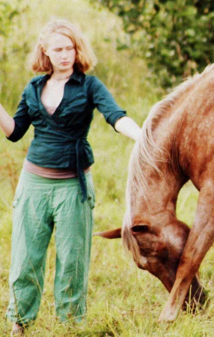The green Girl with red hair and the brown Horse