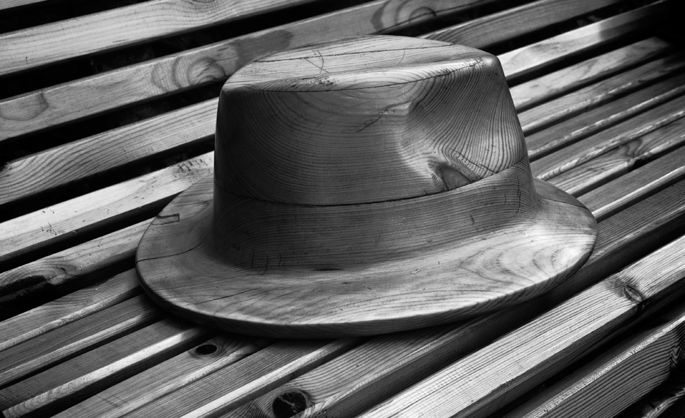 THE HAT OF WOOD WITH NODE