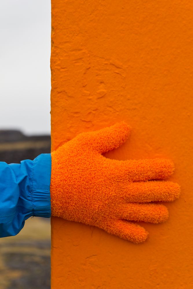 the invisible touch (isländischer Leuchtturm mit Handschuh)