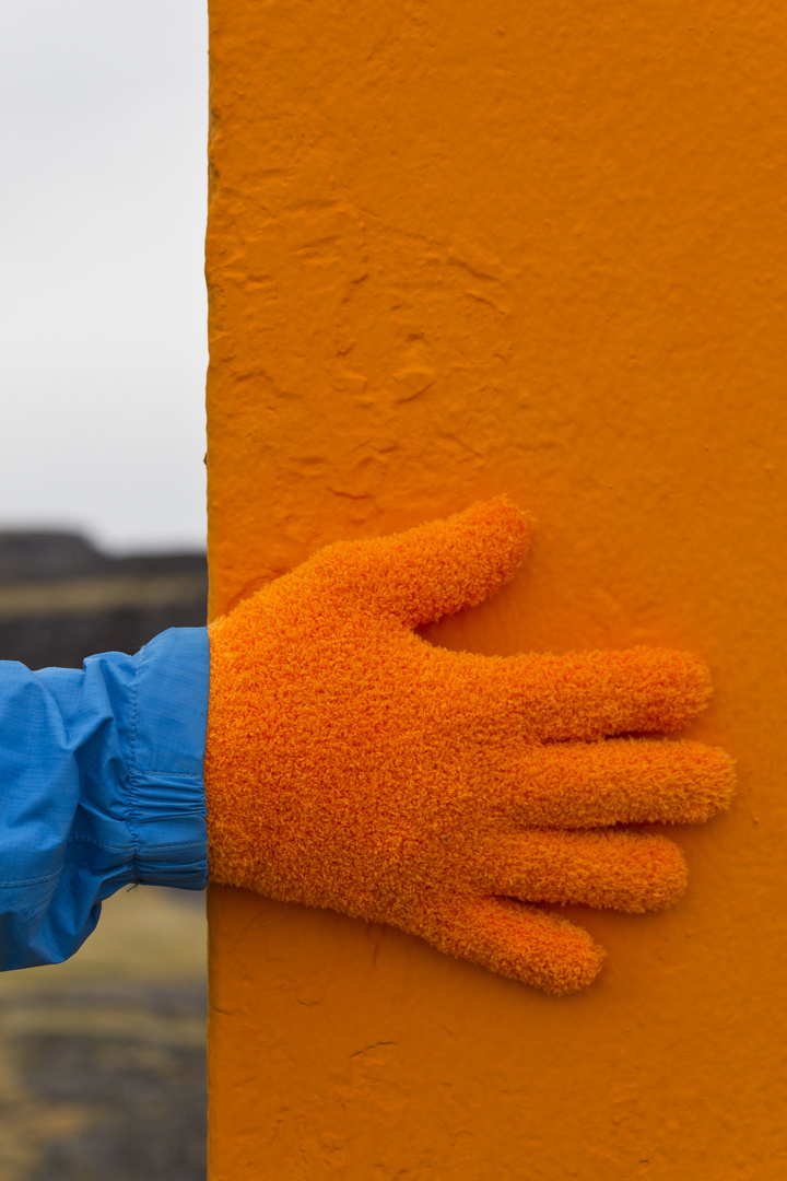 the invisible touch (isländischer Leuchtturm mit Handschuh)