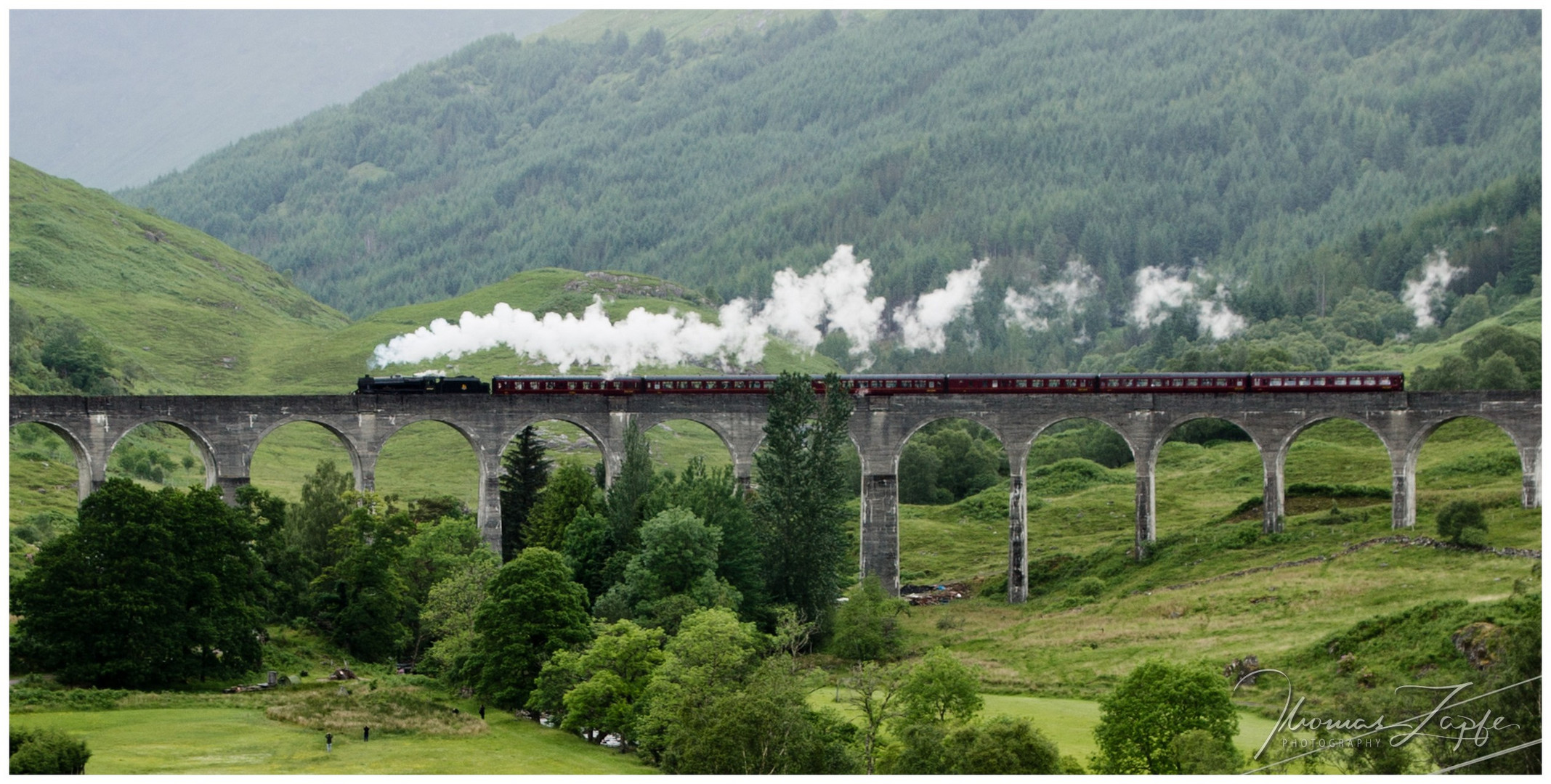 The Jacobite am Glenfinnan-Viadukt in Schottland