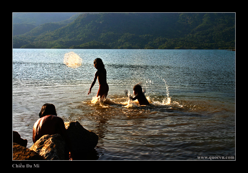 The kids in Da Mi lake (Binh Thuan, Vietnam)