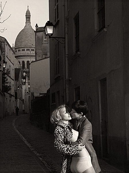 the kiss at Montmartre  " Cindy Cherman"