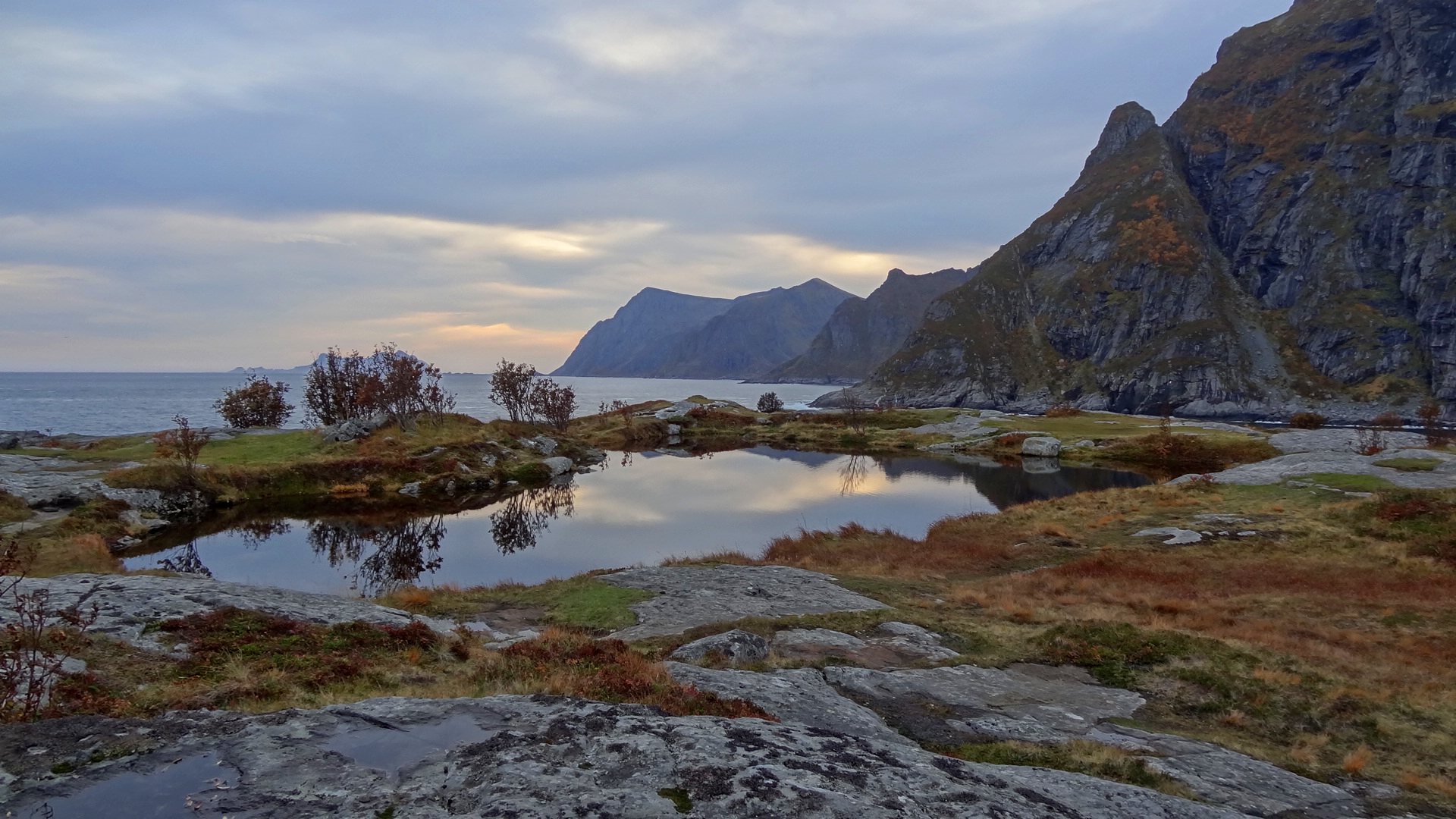 The lake by the sea