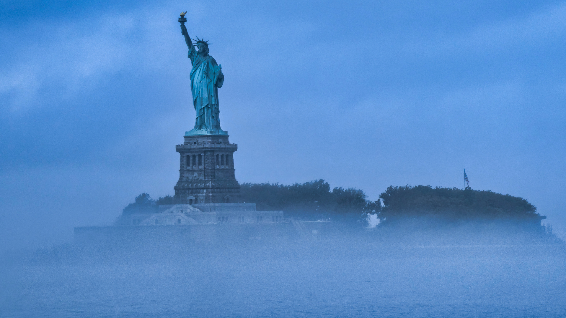 The Liberty im Nebel