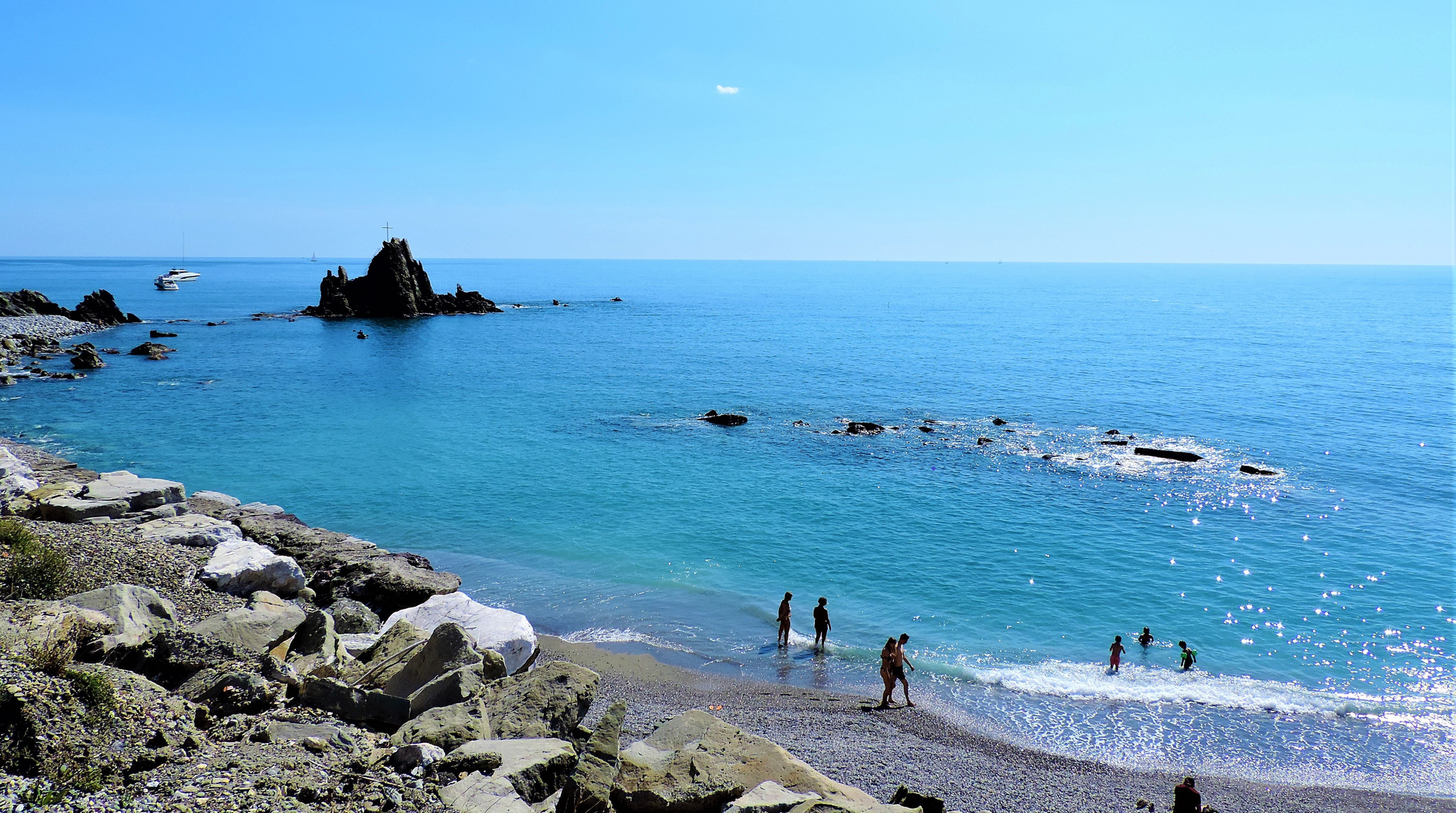 The lone guardian - april 16th 2022 : bathers on the beach 