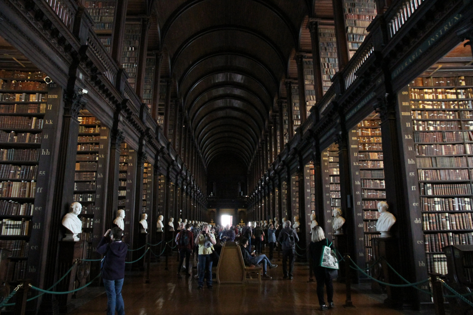 The Long Room Alte Bibliothek Des Trinity Colleges Dublin