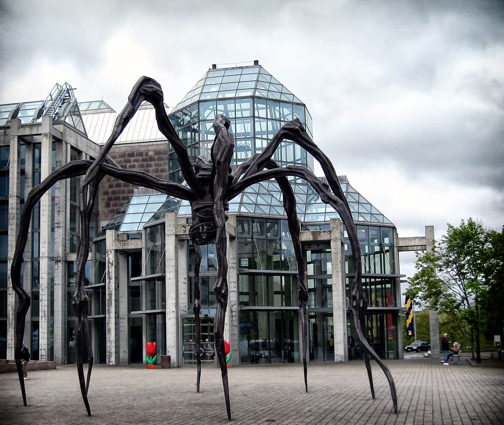 the maman statue
