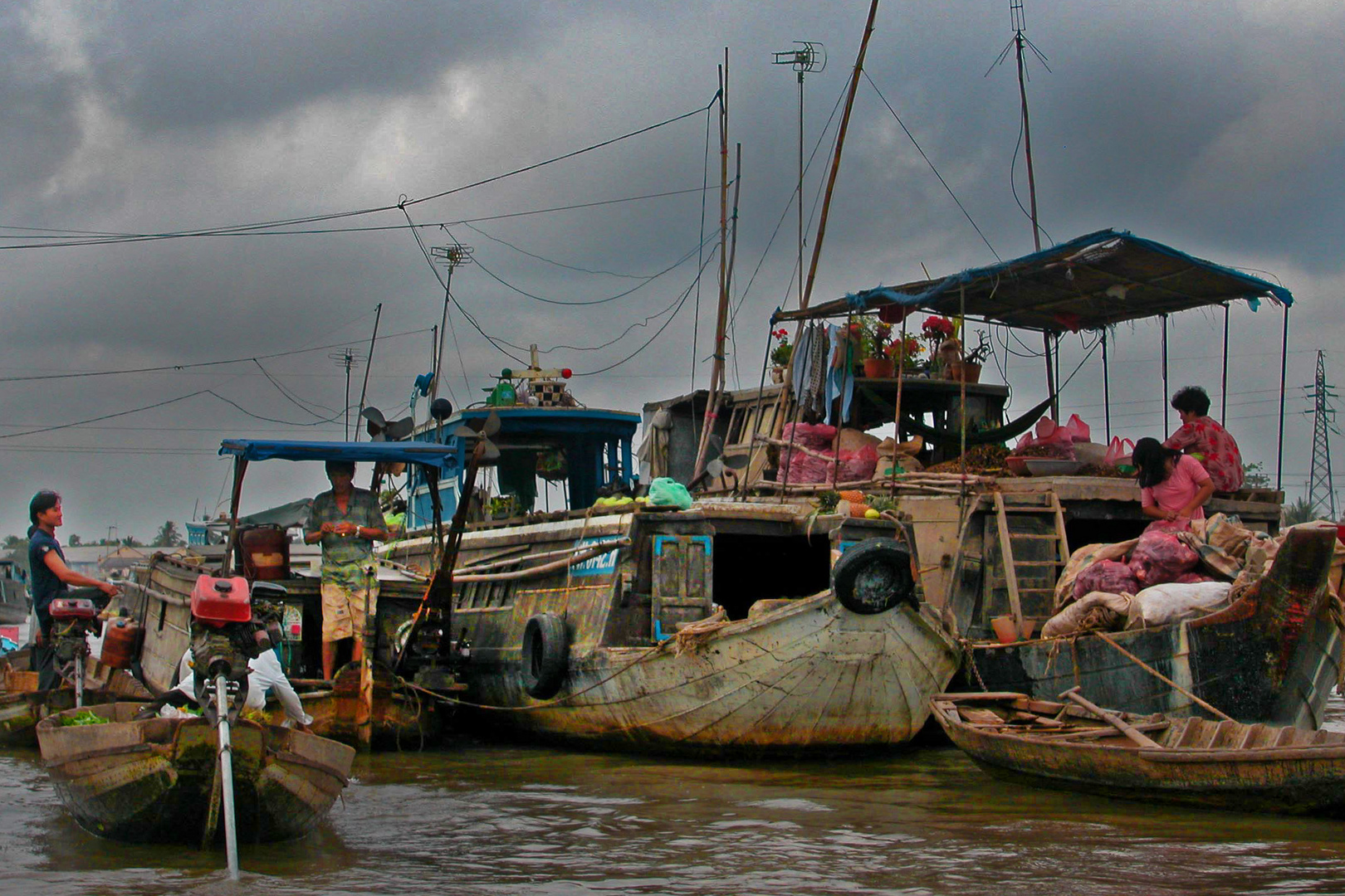 The market on the Hau Giang river